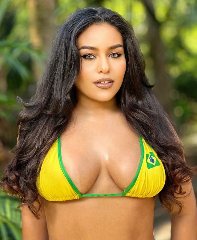 10 Sexy Photos of Brazilian Singer Gabby B